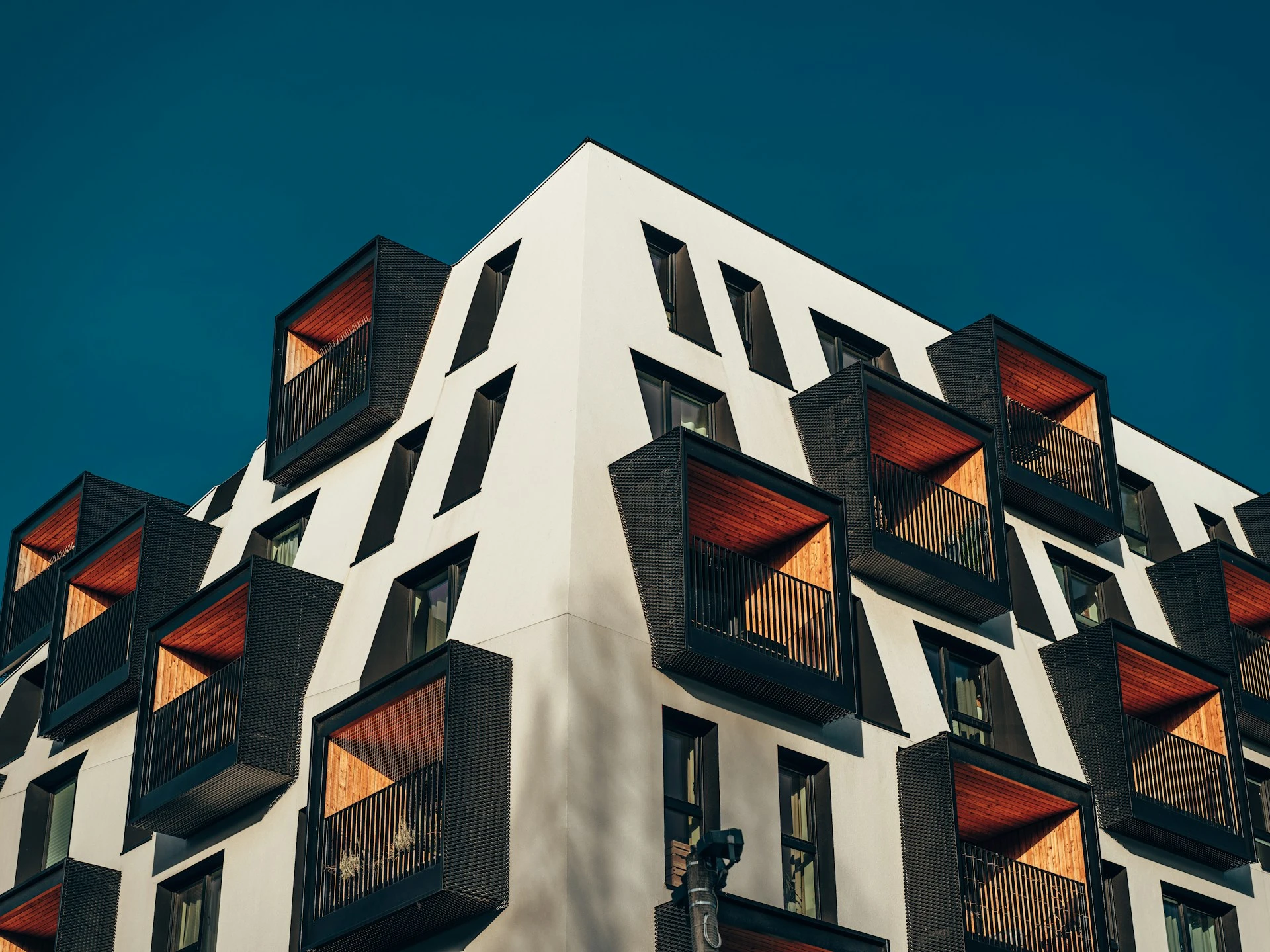 Widok na blok mieszkalny na poznańskiej Wildzie - obsługa najmu mieszkań w Poznaniu.